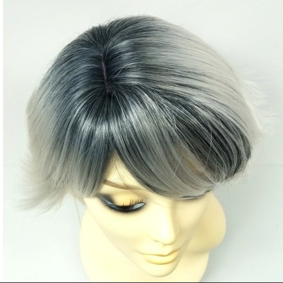 Silver gray short straight layered shag wig - Picture 4 of 5